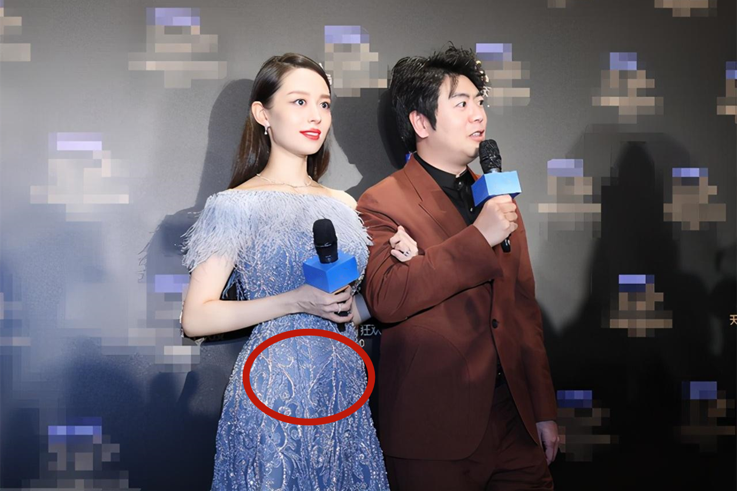 吉娜怀孕6月后首亮相,魔鬼身材很抢眼,网友:跟我吃完饭一个样