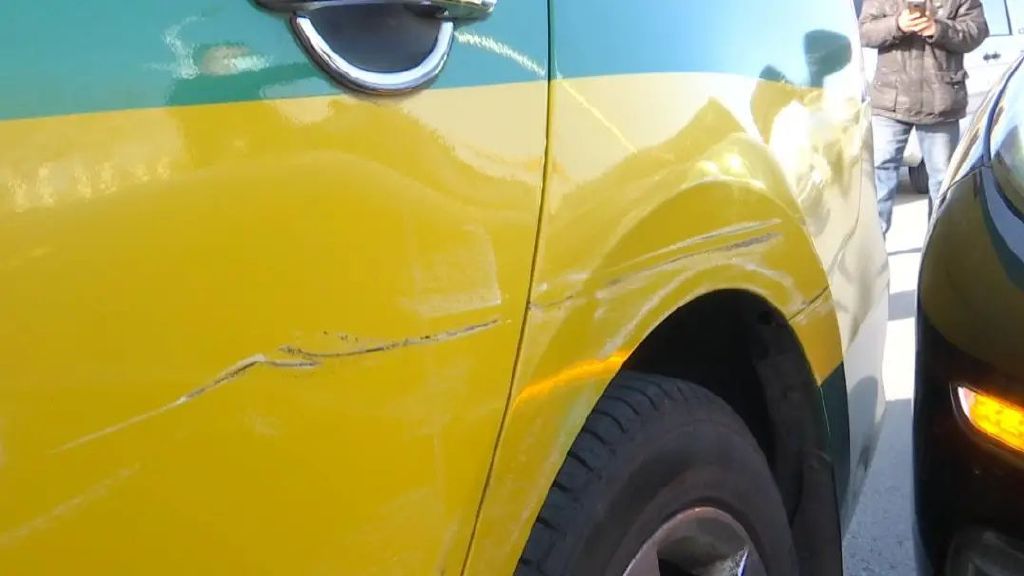 一出租车实线前变道欲左转，不慎刮蹭后方保时捷休闲区蓝鸢梦想 - Www.slyday.coM