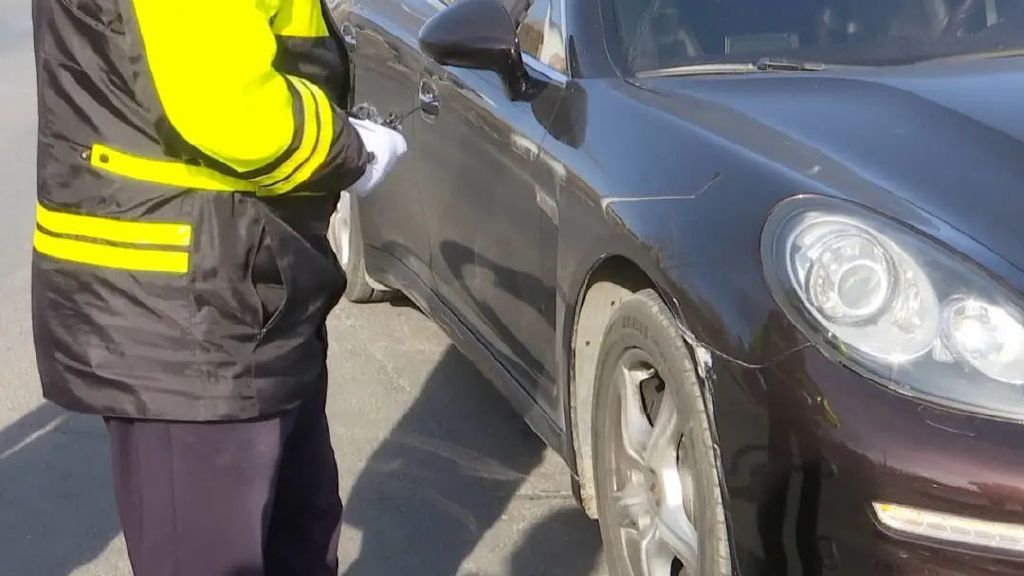 一出租车实线前变道欲左转，不慎刮蹭后方保时捷休闲区蓝鸢梦想 - Www.slyday.coM