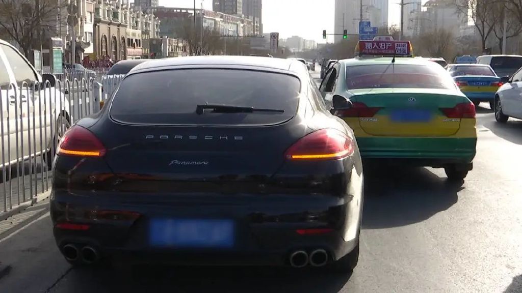 一出租车实线前变道欲左转，不慎刮蹭后方保时捷休闲区蓝鸢梦想 - Www.slyday.coM