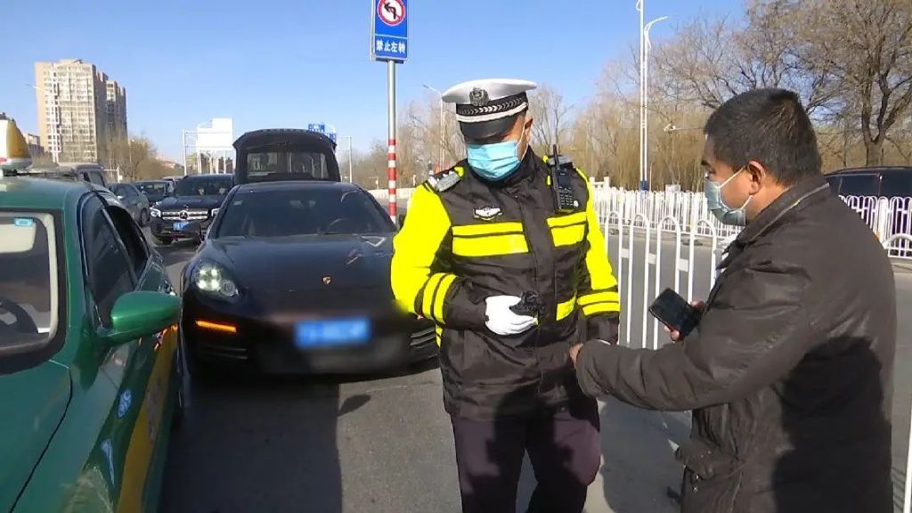 一出租车实线前变道欲左转，不慎刮蹭后方保时捷休闲区蓝鸢梦想 - Www.slyday.coM