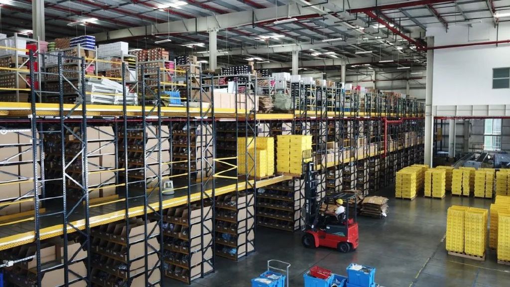 希音的供应链中心在仓储物流部门投入了最大的人力,仅仓储部在全球就