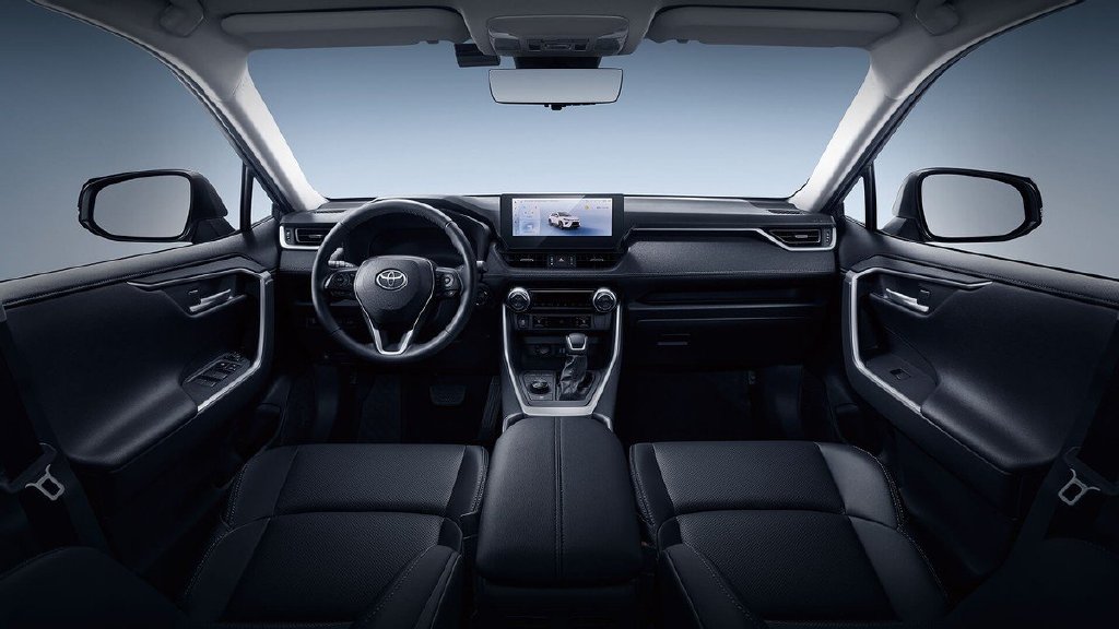 内饰部分,新款威兰达仍然提供全液晶仪表和悬浮式中控屏,风格上带有