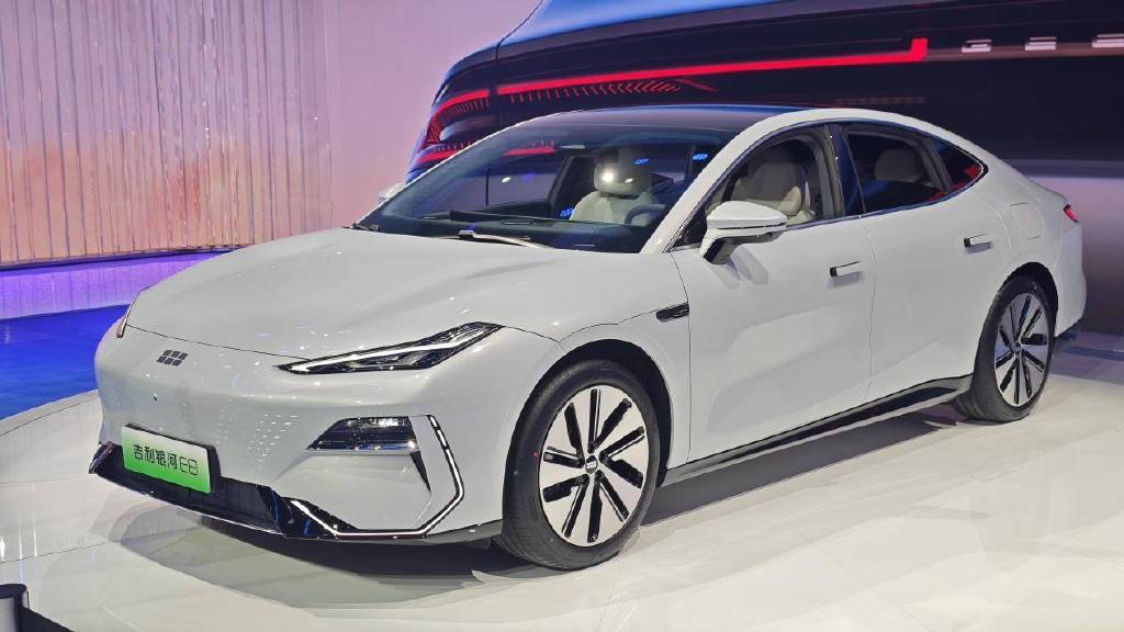 sea架构首款电动轿车吉利银河e8亮相广州车展