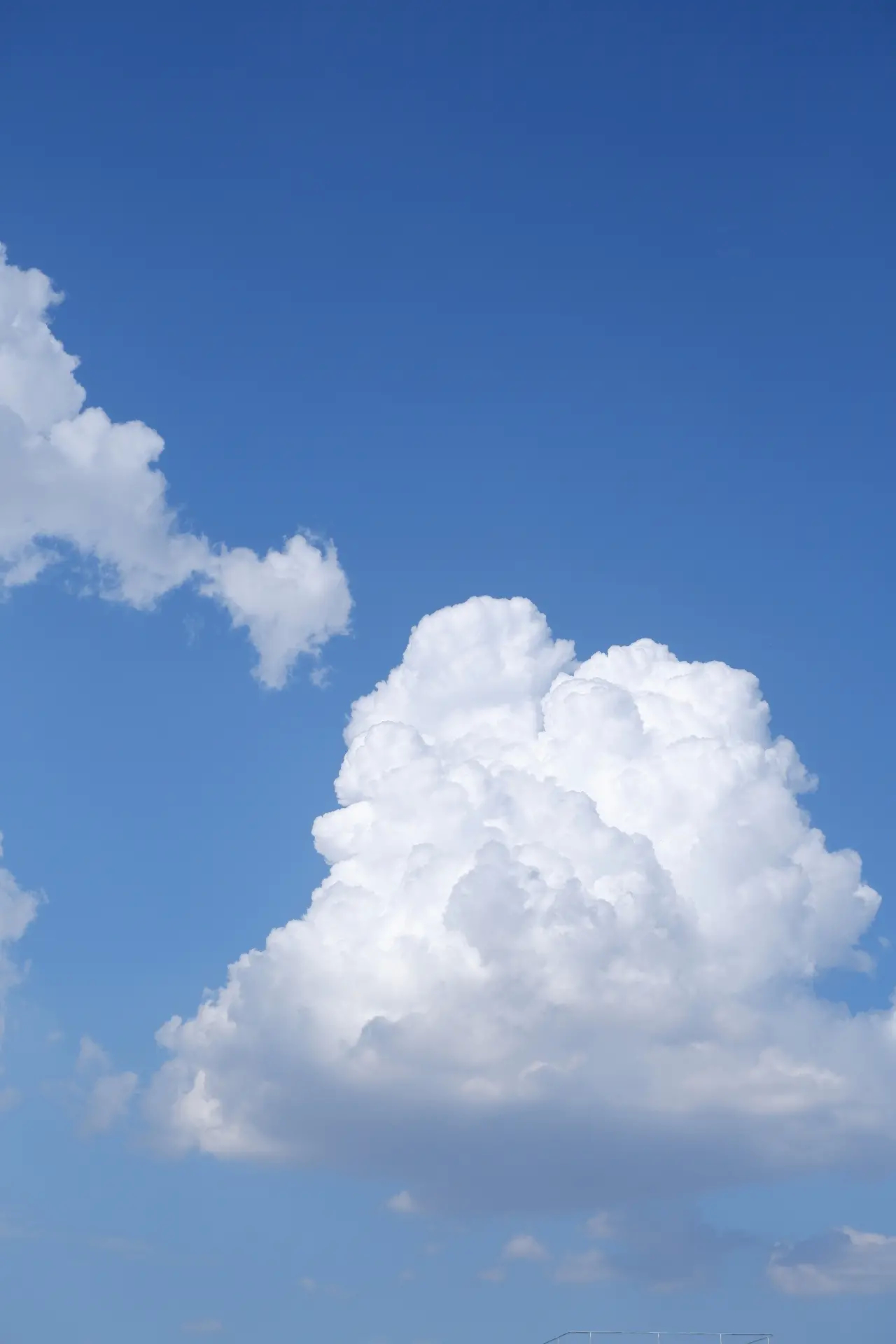 下午六点多的像棉花糖一样的云满满的宫崎骏动漫画风