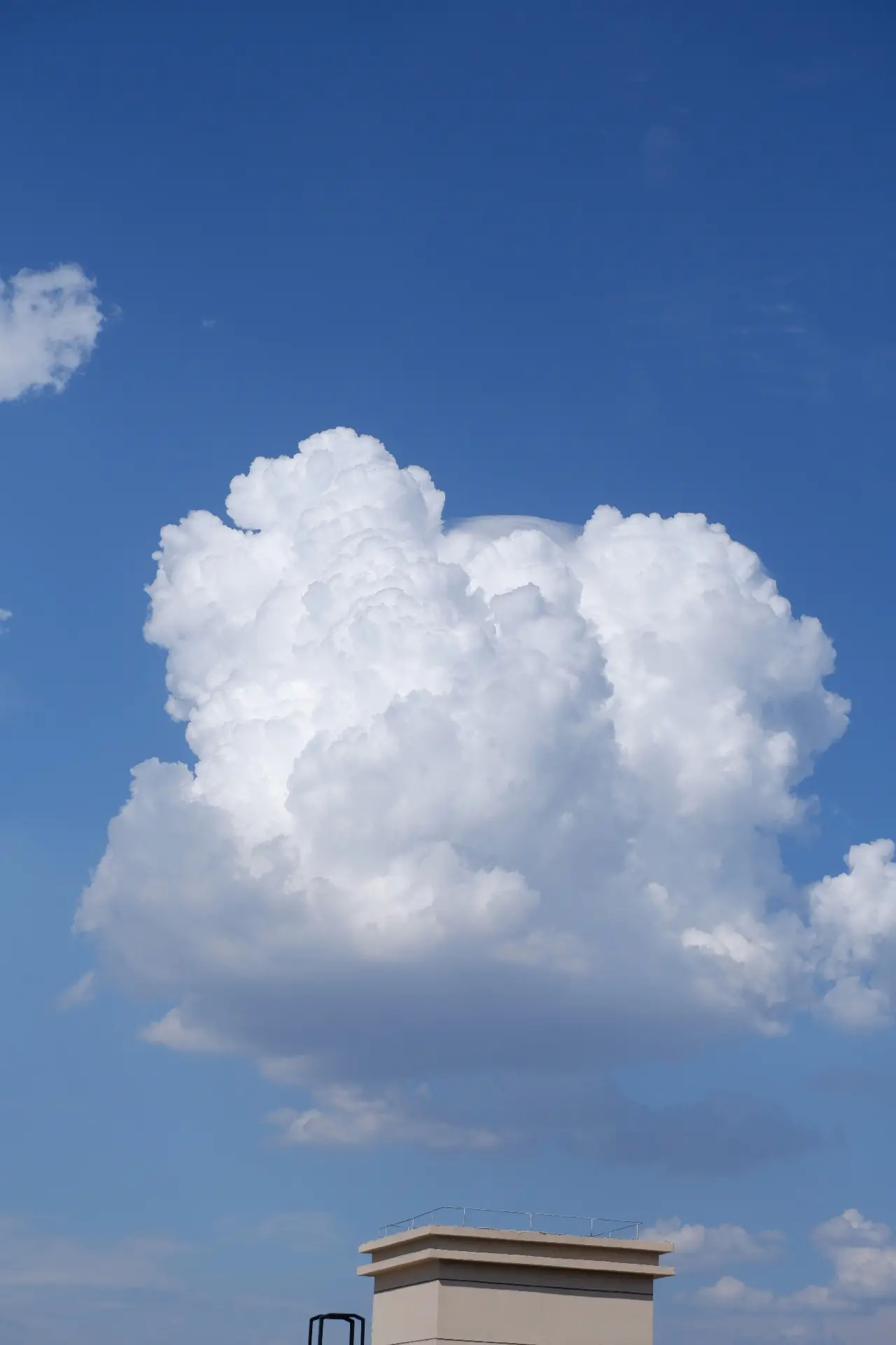 下午六点多的像棉花糖一样的云满满的宫崎骏动漫画风