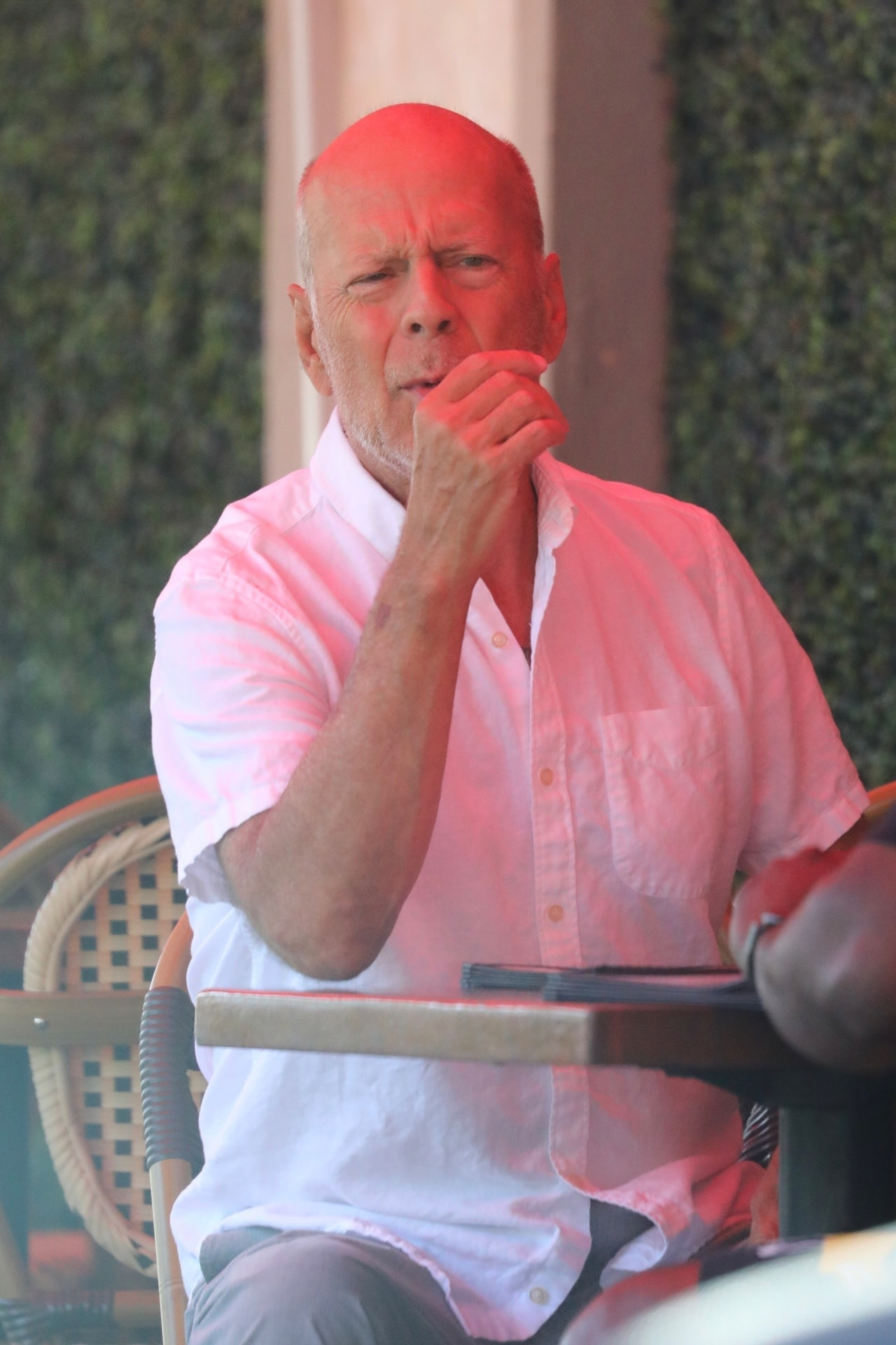 67岁的布鲁斯·威利斯近照曝光,状态苍老