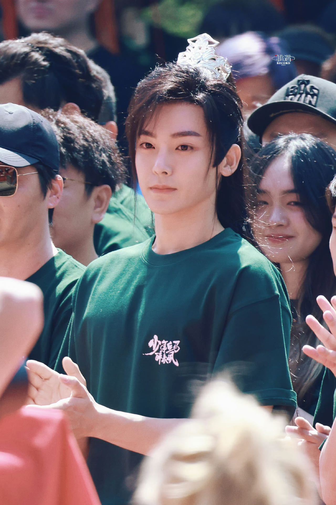 侯明昊新剧《少年白马醉春风》路透 高马尾妆造帅气又潇洒……_高清