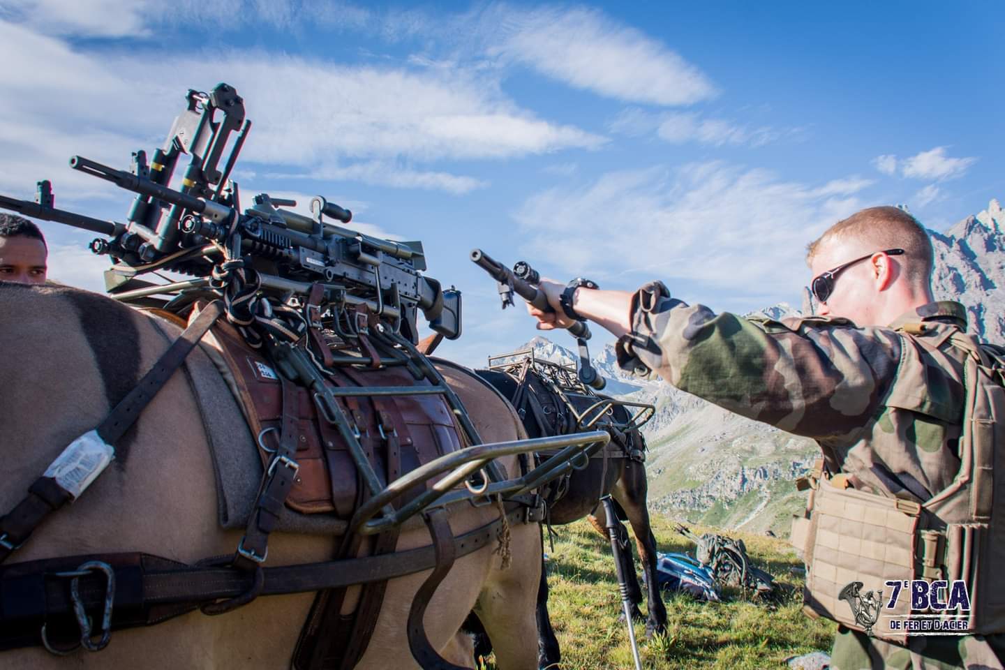 法国陆军第27山地旅7营向媒体开发进行装备展示,除了常见的机械化部队