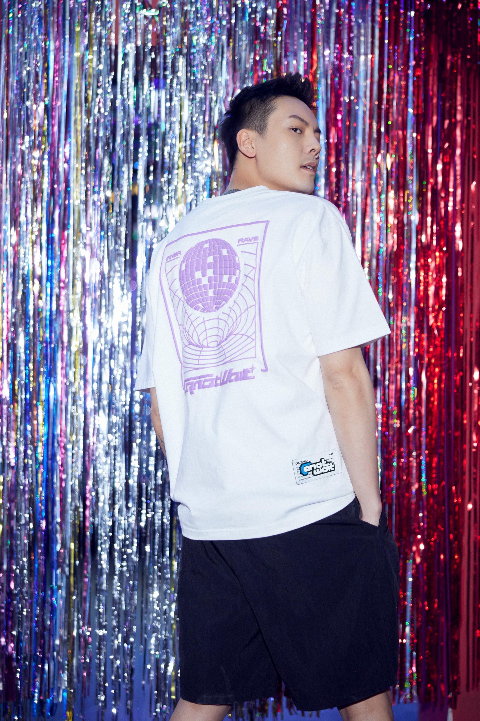 白色t恤黑色短裤搭配长袜,利落清爽夏日感满满!|陈伟霆_新浪新闻