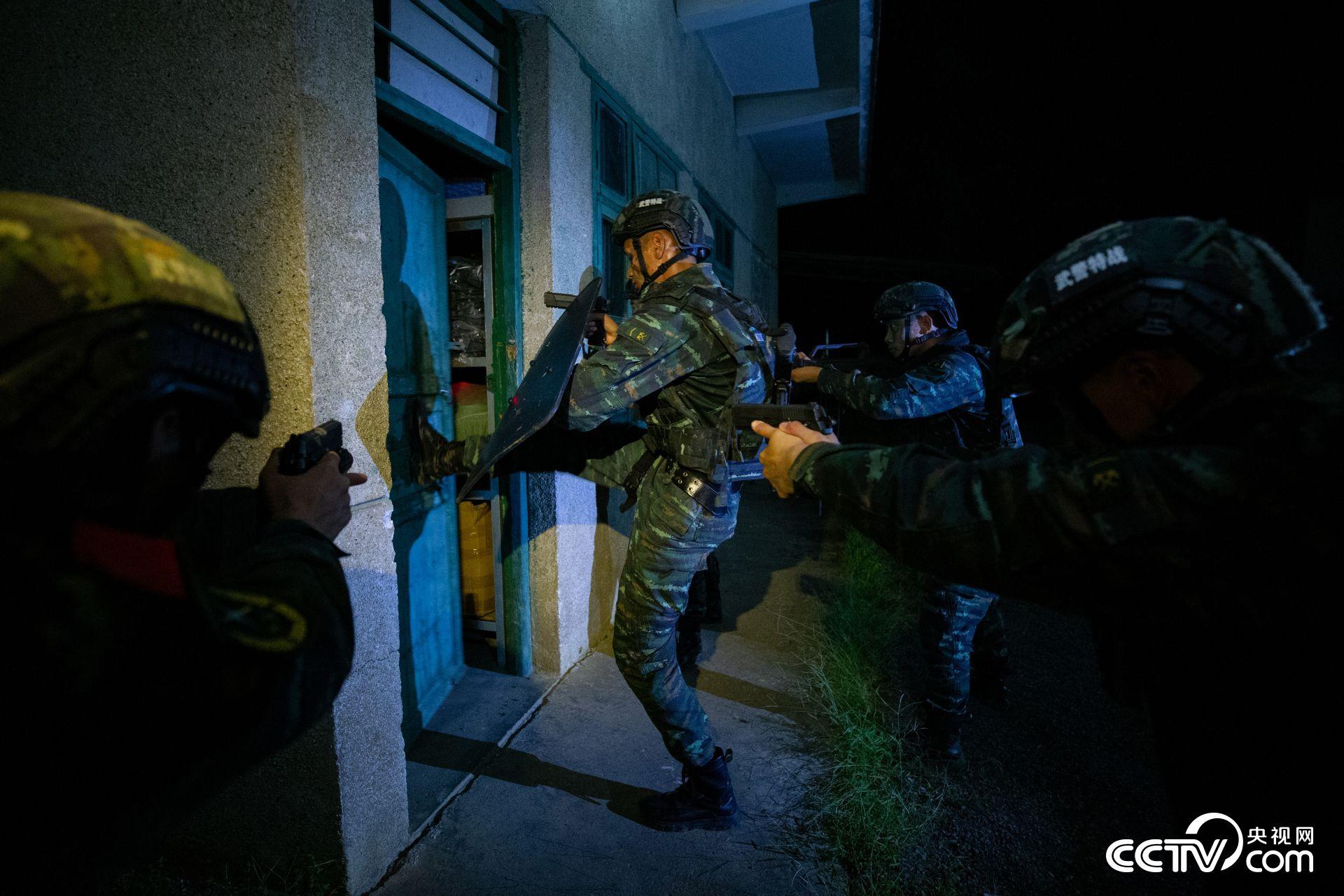 反恐战斗深夜打响:武警特战队员开展夜间反恐演练