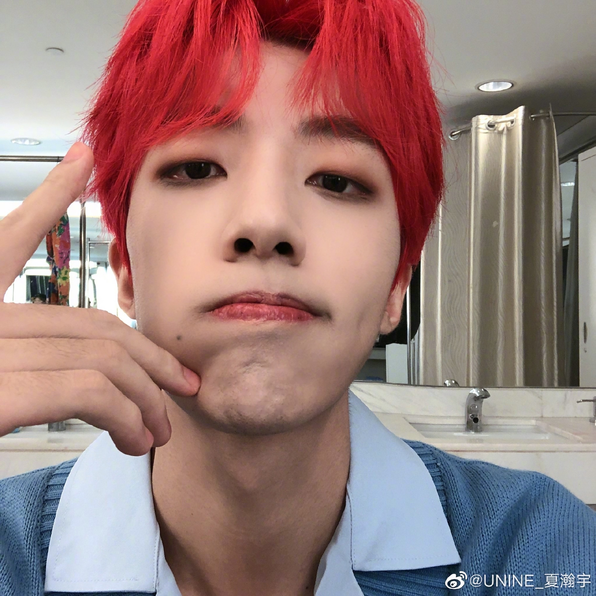 unine成员夏瀚宇晒了一张竖中指的照片