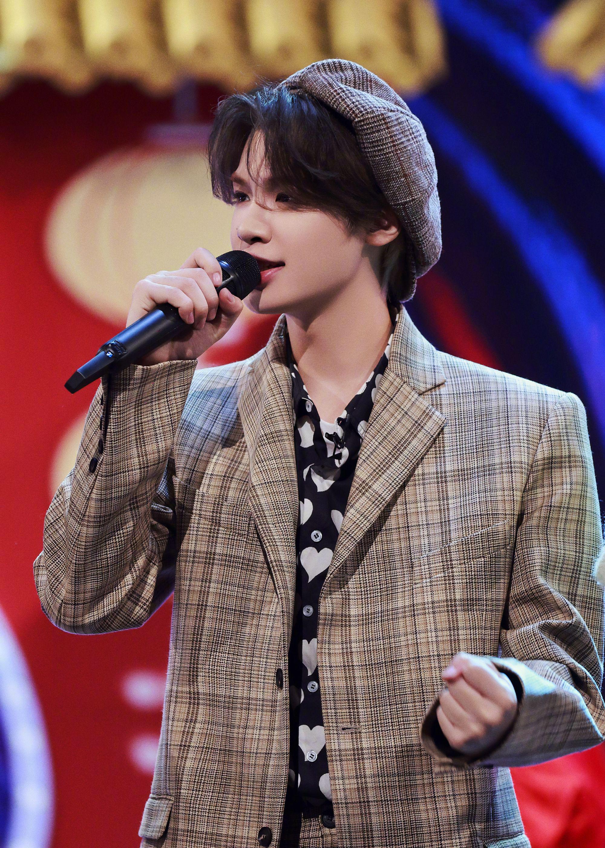 黄明昊你好星期六造型来咯!格纹西装搭配贝雷帽,小贾好漂亮