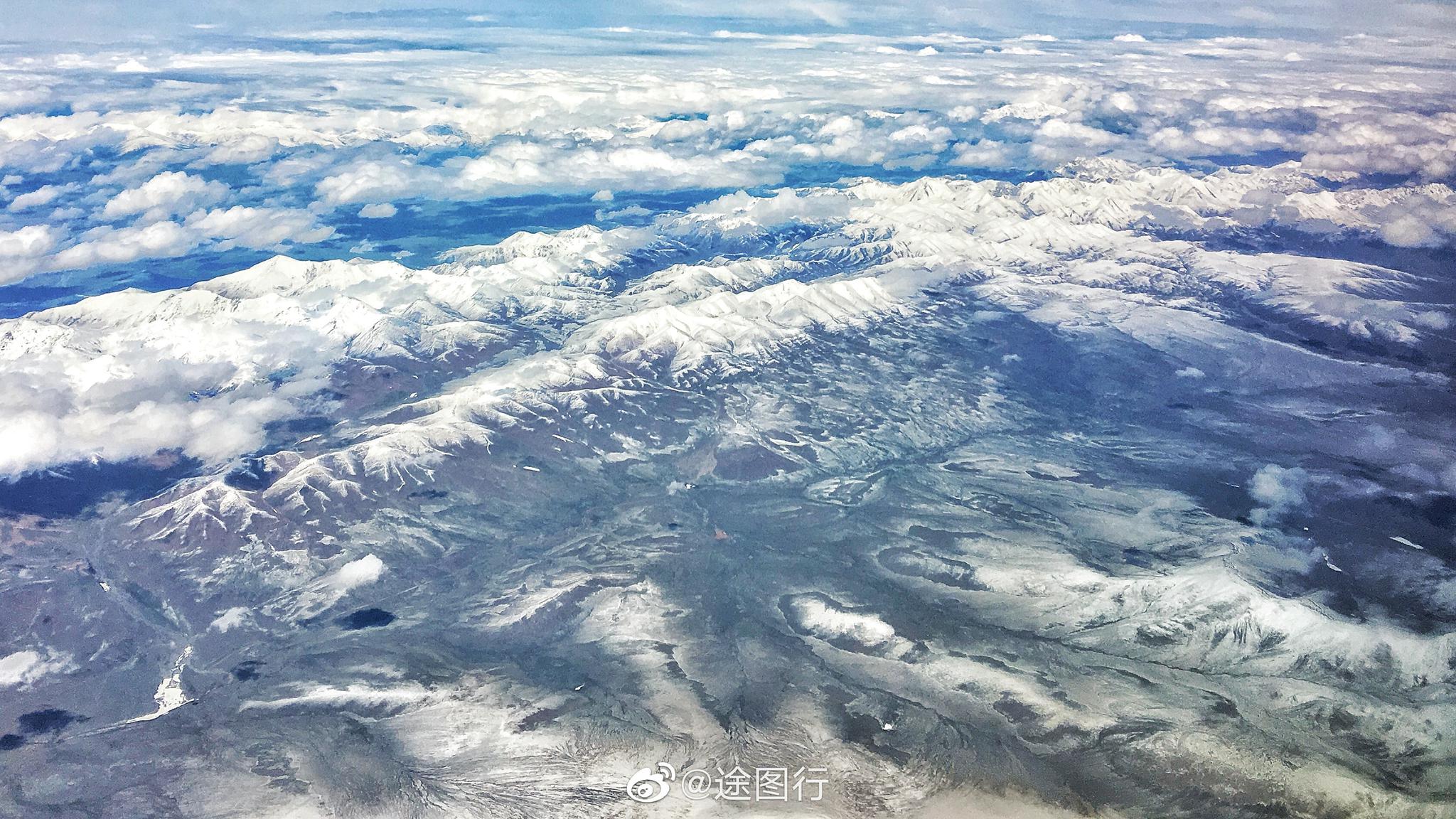 万米高空视角,俯瞰新疆的雪山