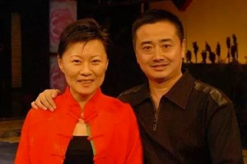 赵海燕庆银婚获老公闫光明送花 夫妻俩合体出镜对镜比心超甜蜜|闫光明