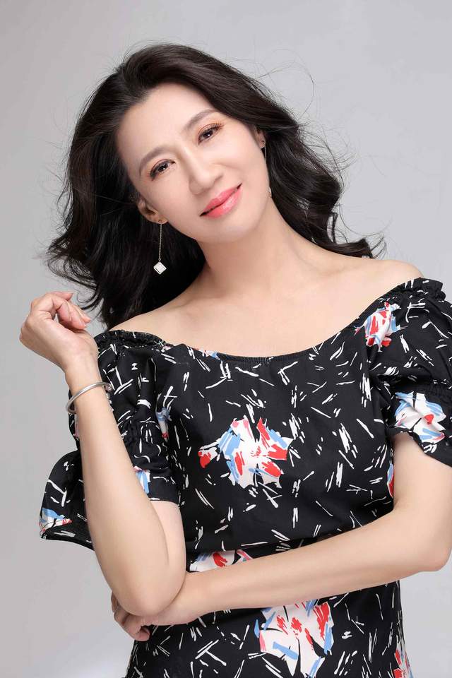 陈炜复古写真曝光 魅力尽显定格优雅气息