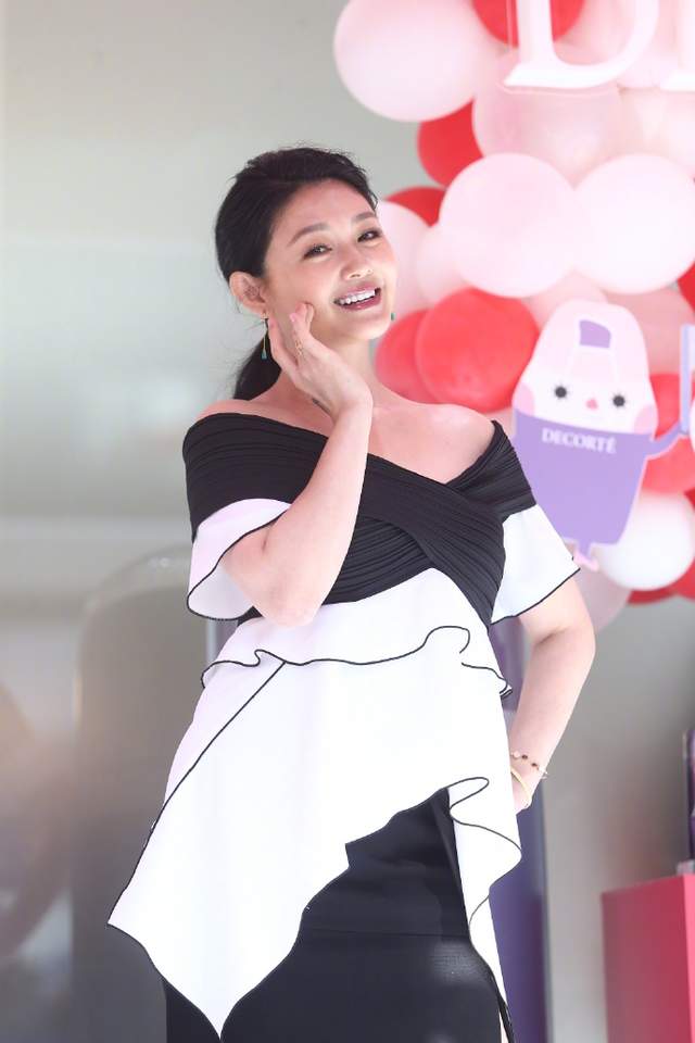 大s胖点更有魅力穿露肩上衣富态美明显越看越有阔太太模样