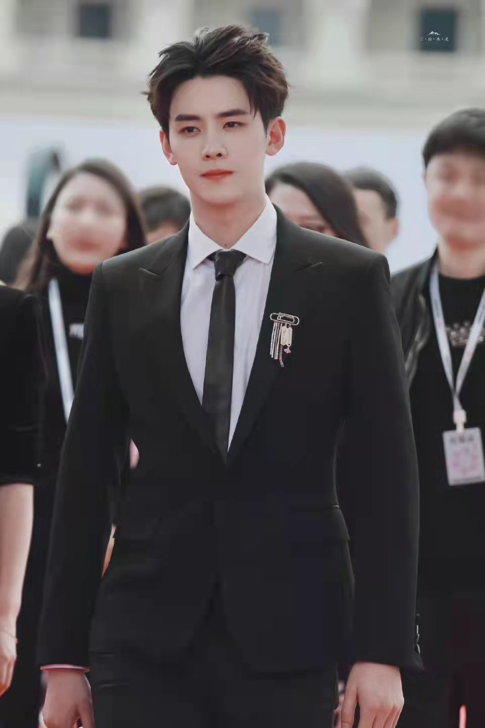 任豪一身西装根红苗正的好青年被帅到了