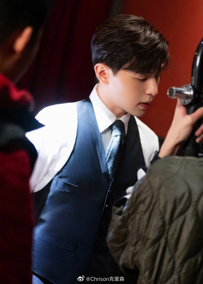 邓伦的roger vivier情人节拍摄花絮,温柔又好看的侧颜