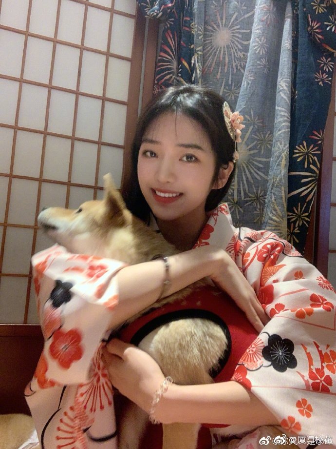 她叫小章,00年,播音专业,身高168cm,很可爱的女生