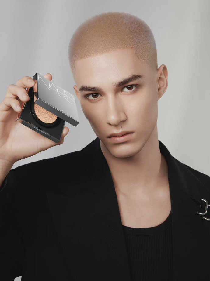 米卡最新大片 帅气寸头黑西装造型,溢出屏幕的高级感……_高清图集