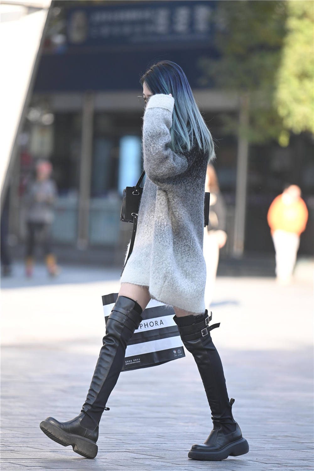 秋冬季节搭配过膝长靴,最好是搭配高跟款式,衬托身材高挑|长靴|款式