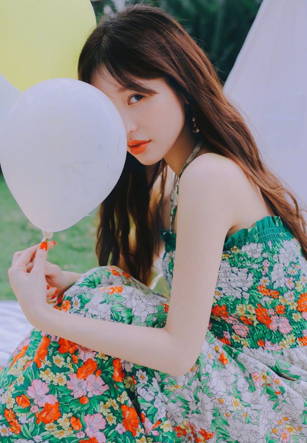 金莎37岁未婚怎么了,穿粉色印花连体裤出镜,配高马尾娇嫩无比