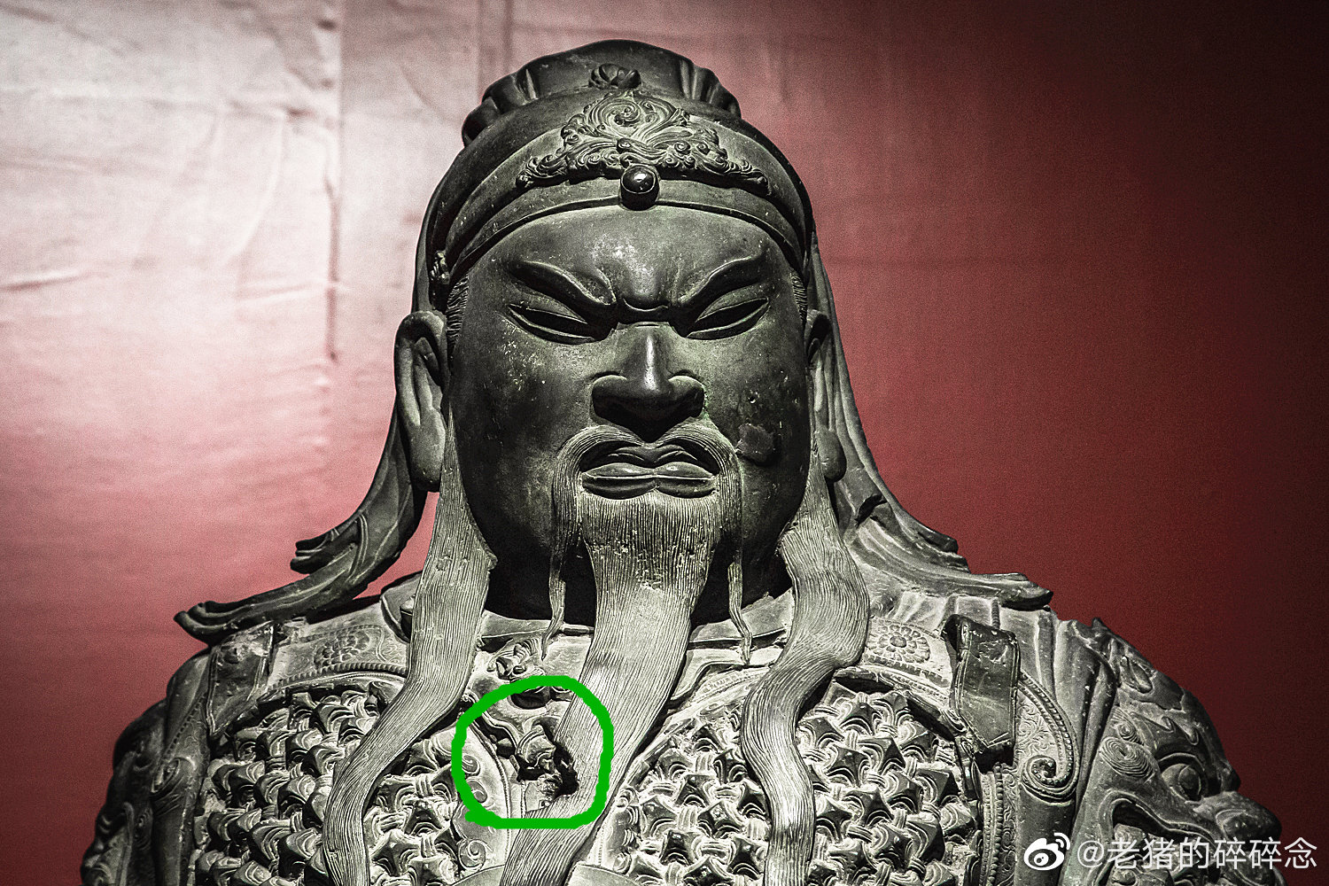 昨天发新乡市博物馆镇馆之宝关二爷后,有朋友提醒到了一个细节