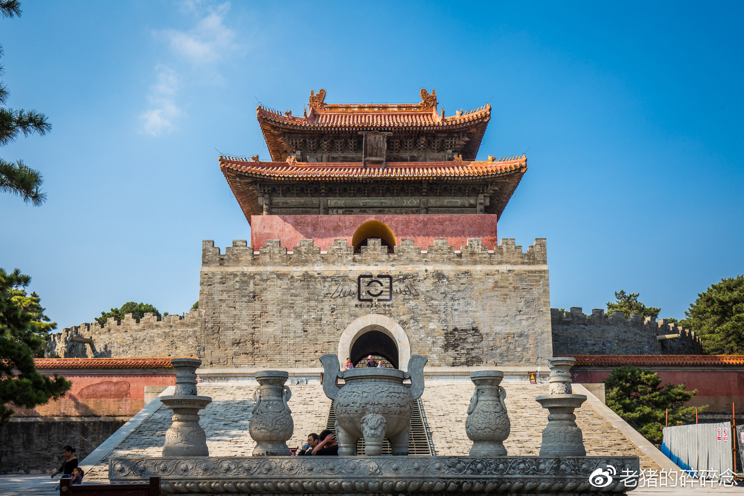 清代陵制规定凡帝,后陵均设置石五供,位于二柱门以北的正中祭台和一个