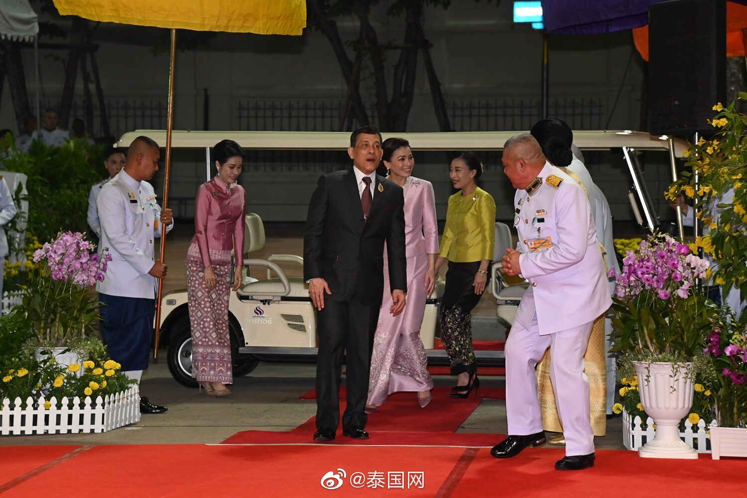 泰国国王携王室成员出席传统宗教仪式