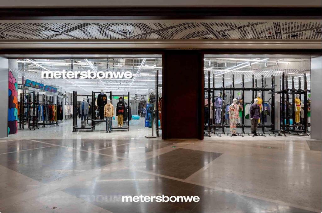 美邦服饰旗下品牌metersbonwe上海千树概念先锋店火爆开幕,2022春夏