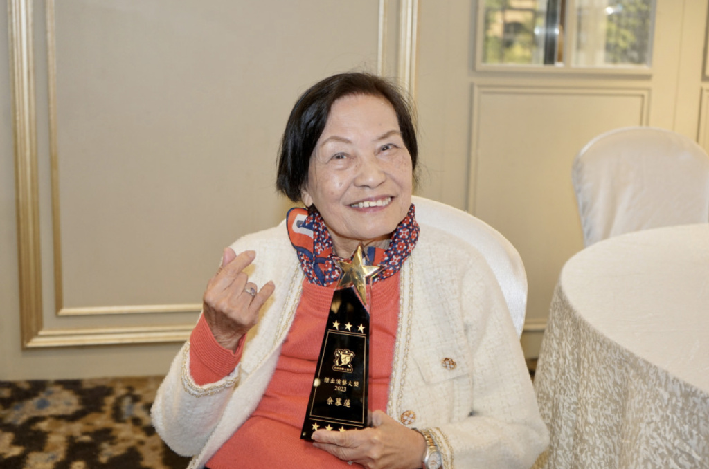 黎姿92岁姑妈黎宣罕露脸,坐轮椅出镜精神饱满,年事已高口齿不清__财经