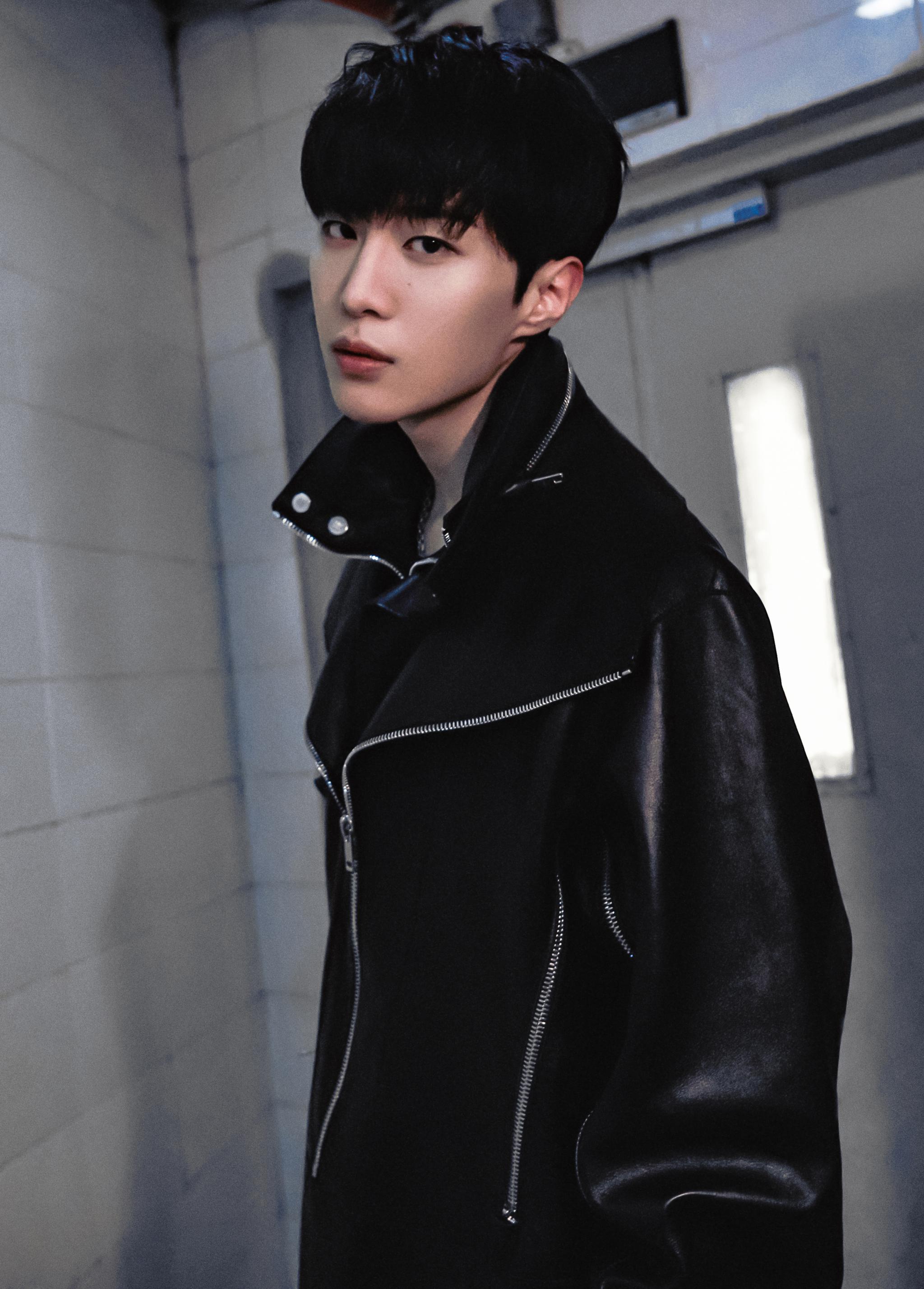 范丞丞黑皮衣造型真的是又酷又帅,而且他的下颚线好优越啊!