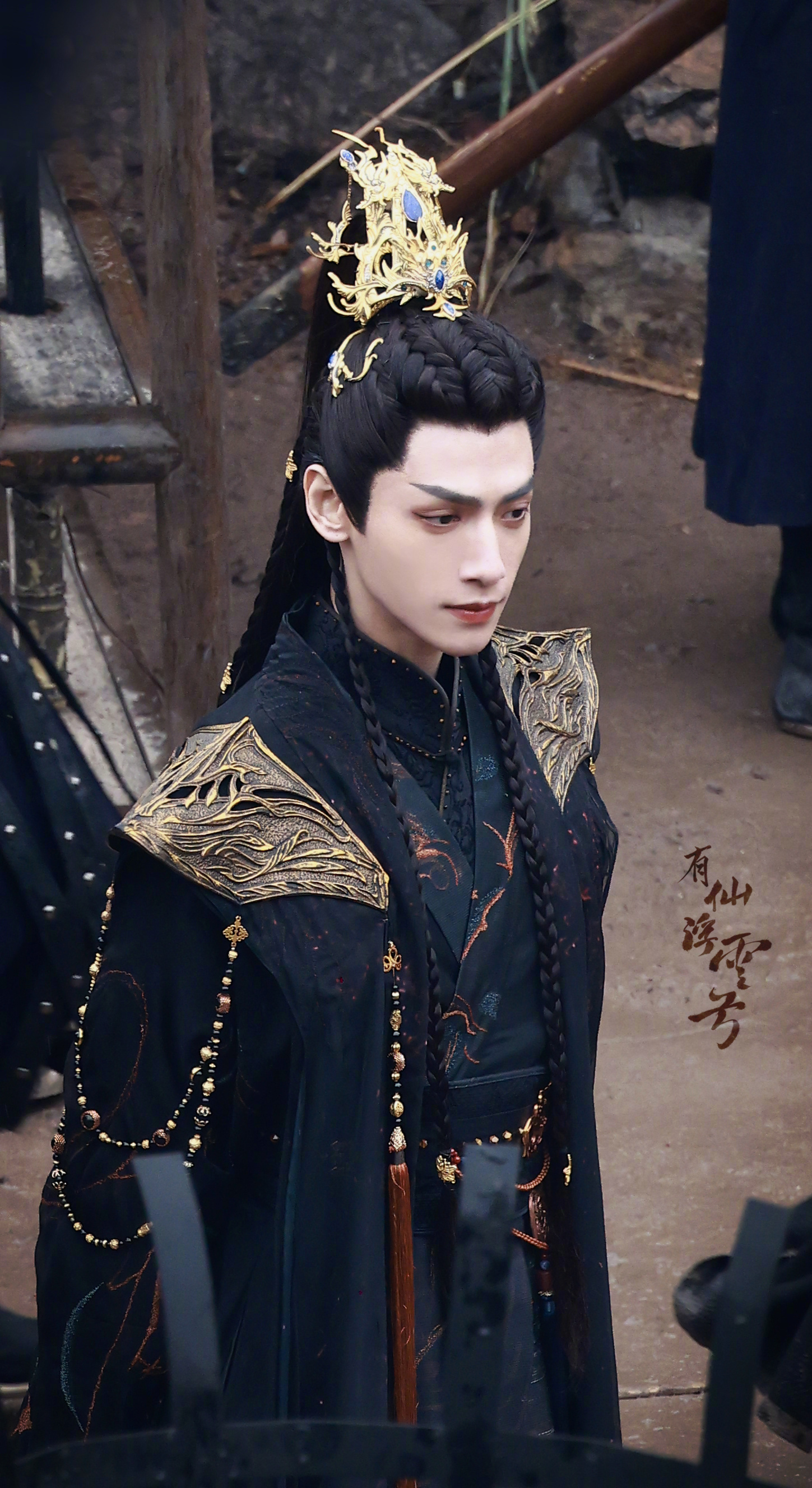 罗云熙《长月烬明》饭拍路透 罗云熙穿黑衣大氅的气势真的绝了