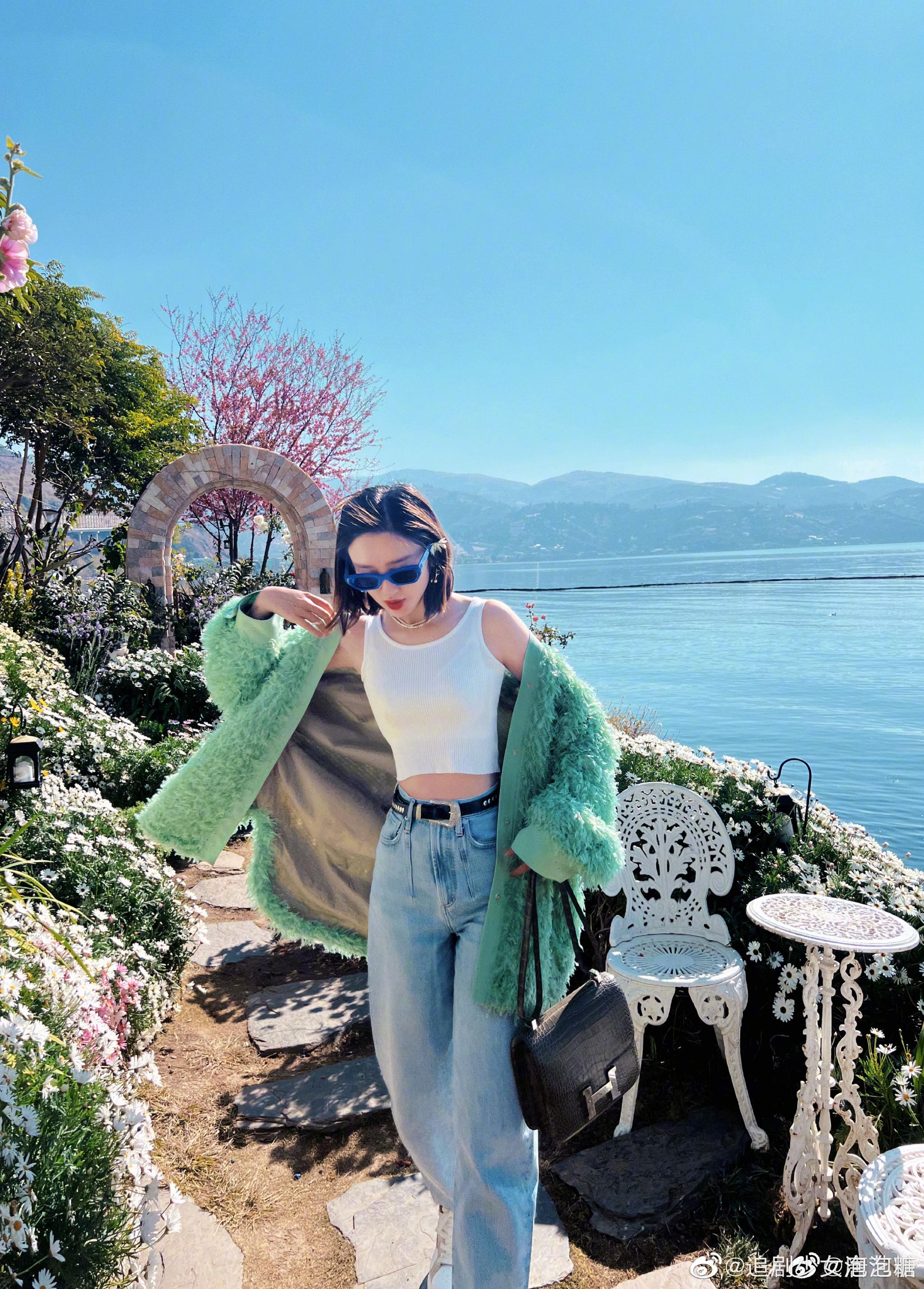 唐艺昕海边随拍,绿色毛绒外套造型春意满满,和姐姐一起看海啦|唐艺昕