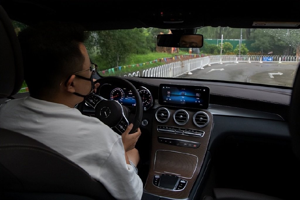 另类对比！问界M5和奔驰GLC，居然有2点相似？