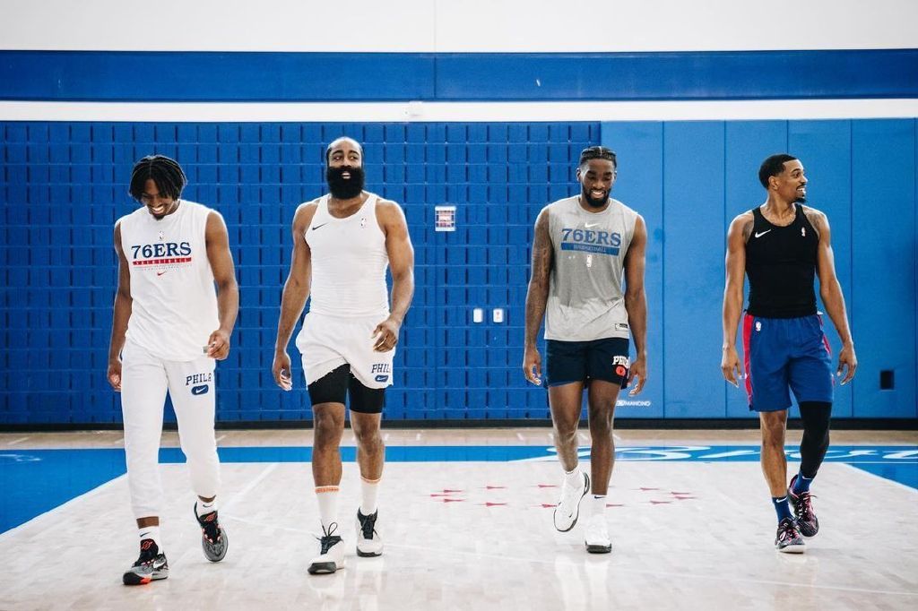 76人首发阵容浮出水面哈登暴瘦一圈76人仍可追求两大悍将