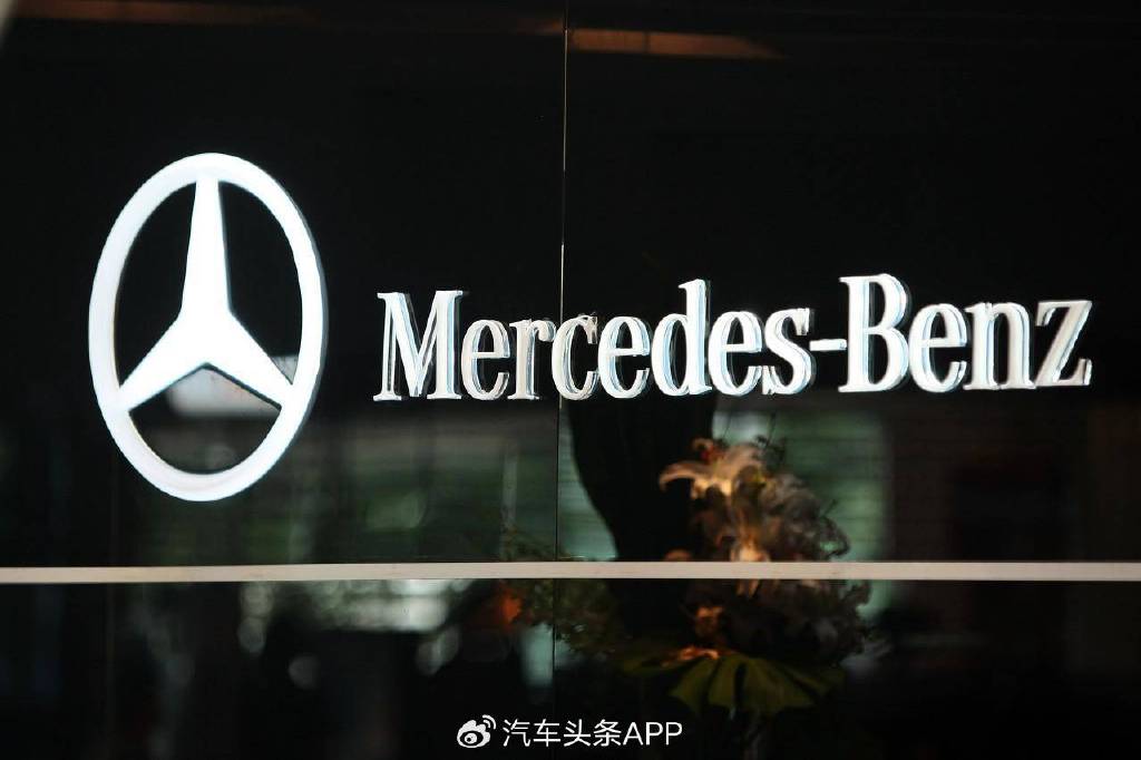 加速电动化奔驰在左宝马在右