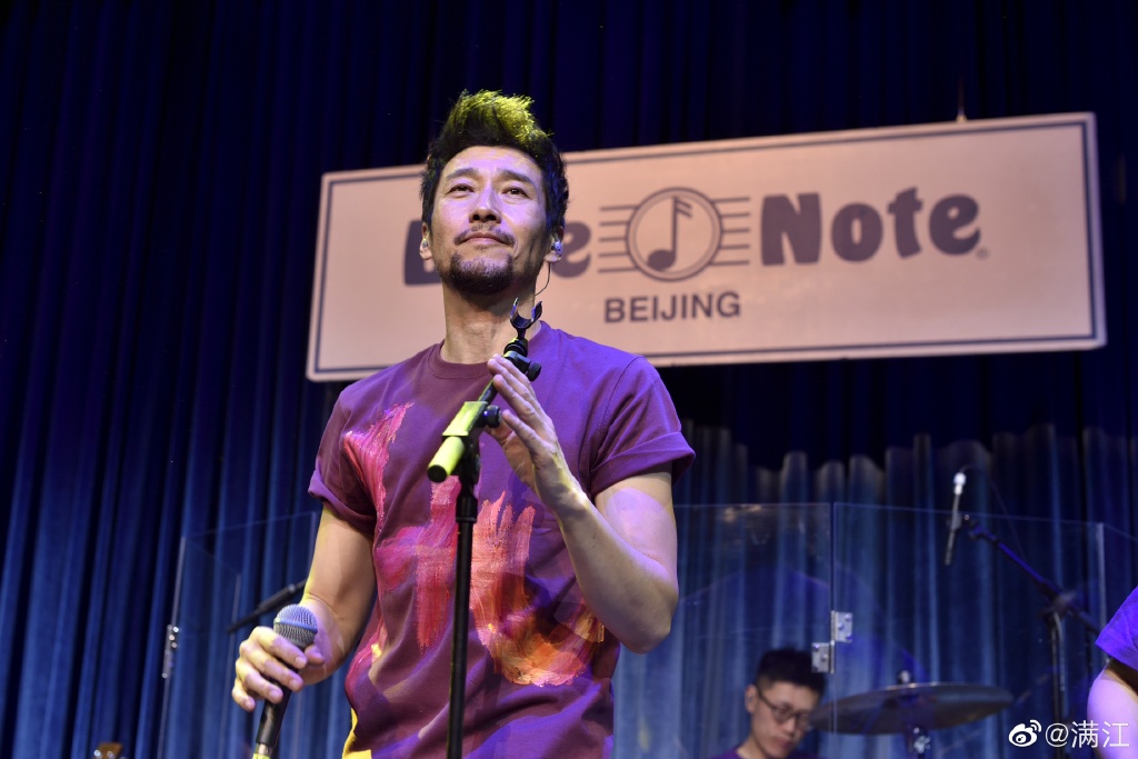 48岁的满江回归!瘦到完全认不出,一开口用声音感动全场