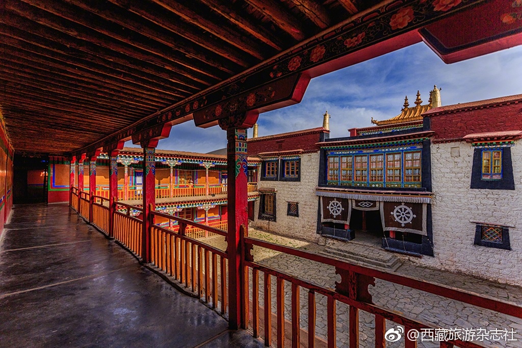 孝登寺(那曲地区那曲县)藏语意为"威光映复的魔鬼湖",风姿绰约.