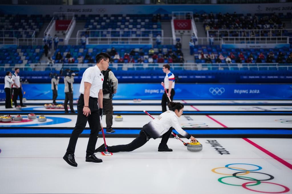 两连胜！冰壶混双循环赛第二轮凌智/范苏圆组合6:5击败澳大利亚休闲区蓝鸢梦想 - Www.slyday.coM