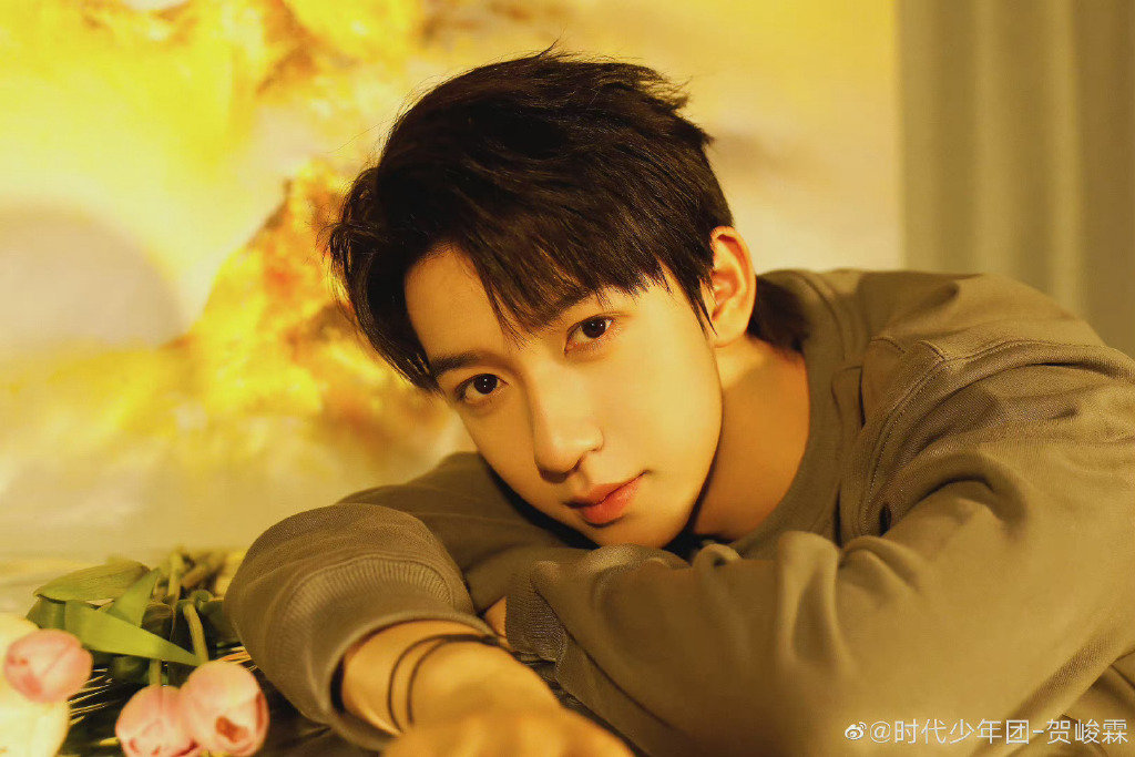 贺峻霖的营业大动作,暖色调的照片里是温暖治愈的少年……__财经头条