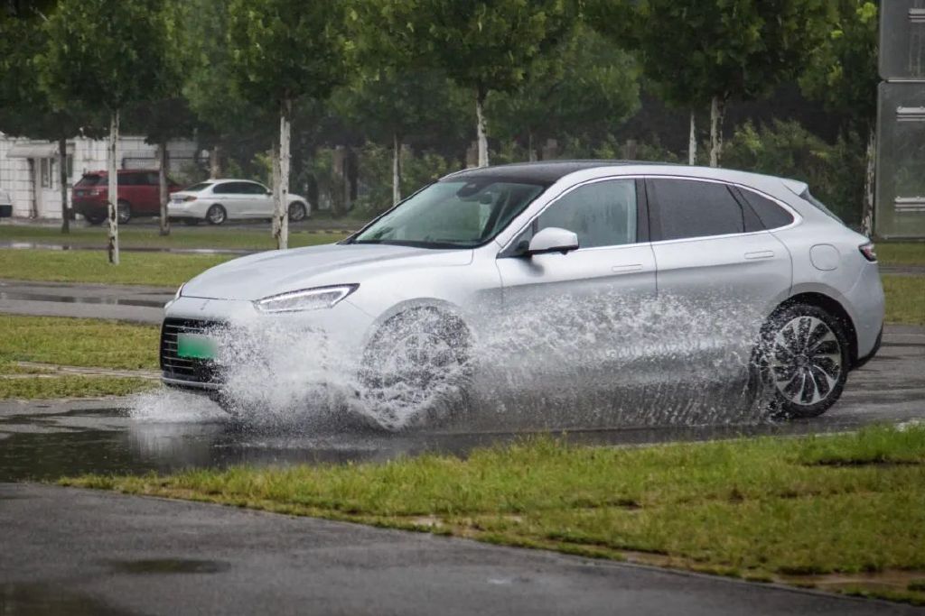 另类对比！问界M5和奔驰GLC，居然有2点相似？