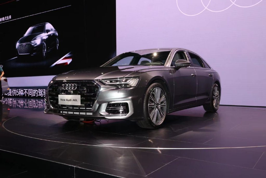 2022成都车展丨提供两种格栅设计 新款奥迪a6l实拍-新浪汽车