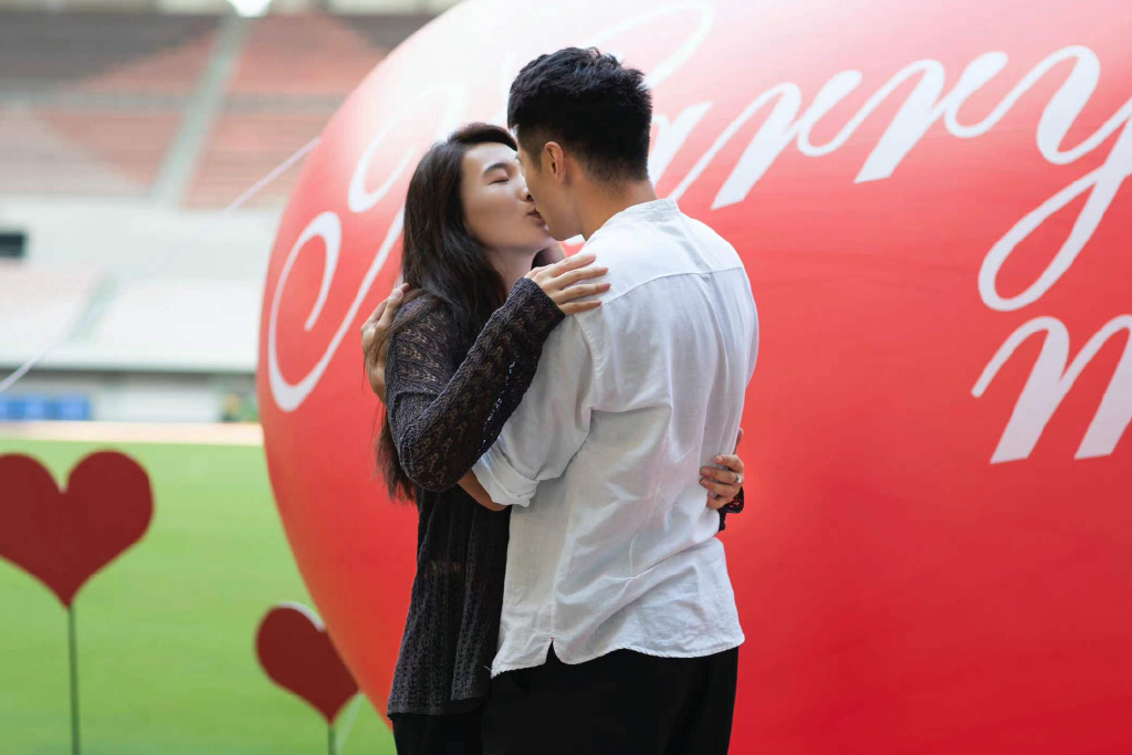 谢震业求婚成功,和女友甜蜜接吻相拥,11年恋情修成正果