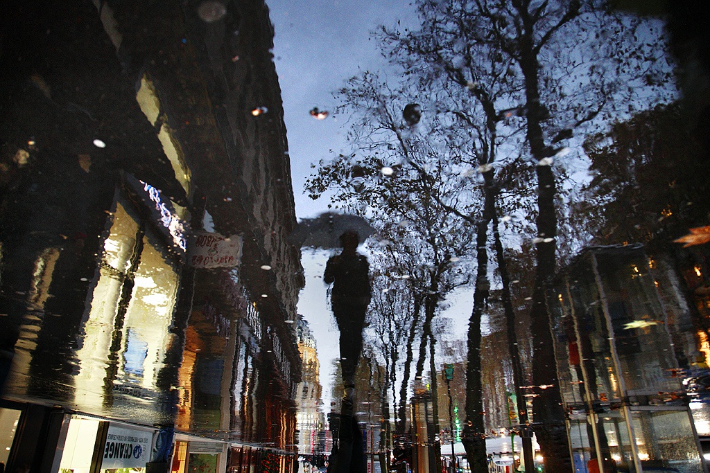 雨中城市 摄影人:christophe jacrot__财经头条