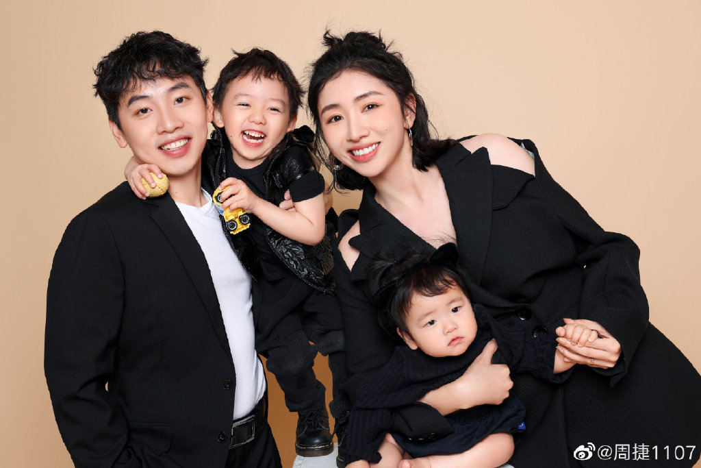 中国奥运五金王晒全家福,儿女双全幸福美满,一家四口都是高颜值|邹凯