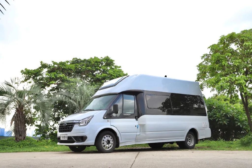 电器:32寸液晶网络电视(220v),后舱音响,房车专用152l冰箱(英德尔)