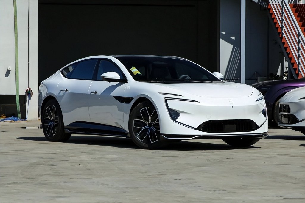 【对比】华为加持 国产纯电中大型车 智界S7 VS 阿维塔12