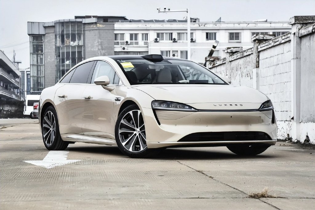 【对比】华为加持 国产纯电中大型车 智界S7 VS 阿维塔12